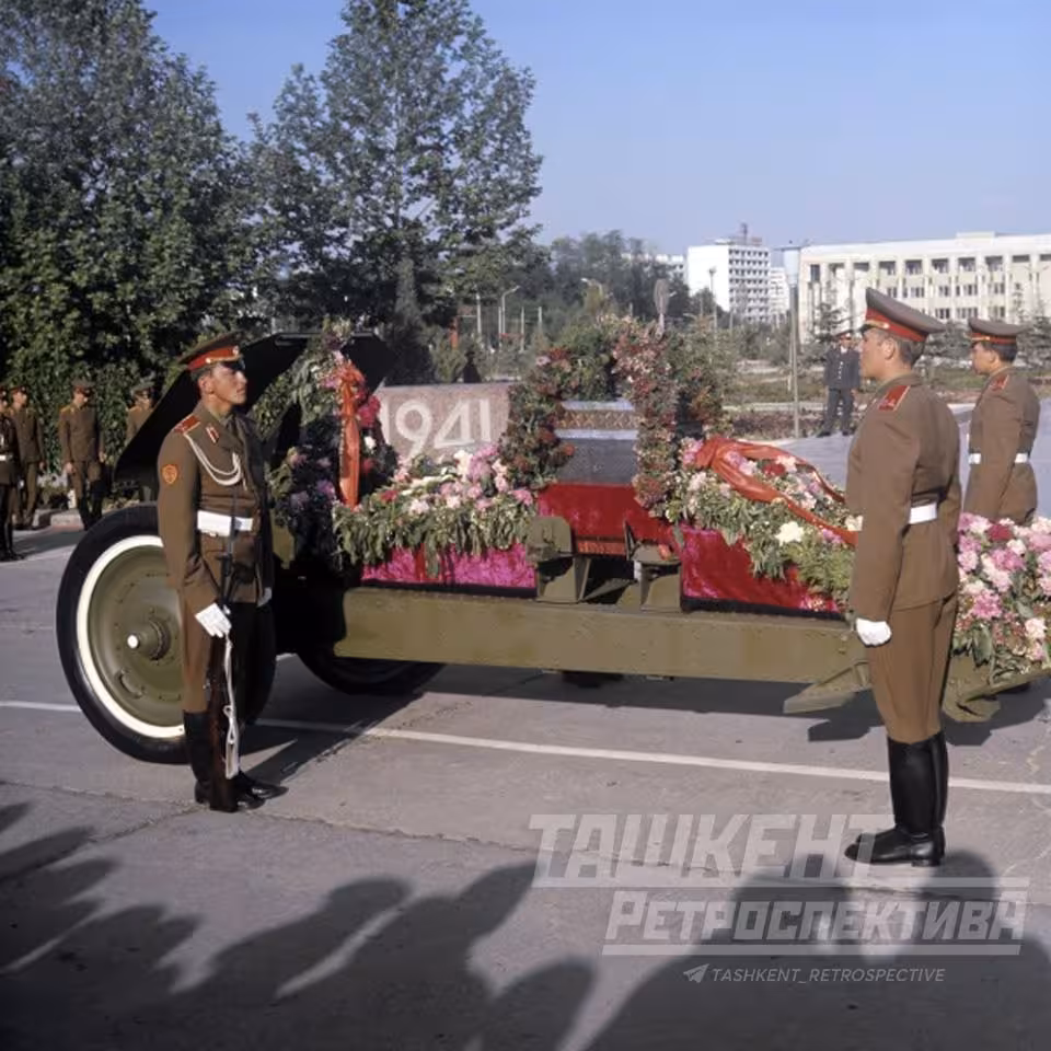 Toshkent. Lenin maydoni, 1975 yil 9 maySovet xalqining Ulug ъVatan urushidagi Gъalabasining 30 yilligini nishonlash paytida Nomaъlum askar qabrining ochilishi.</p><p>Haykaltarosh Y. Shapiro, meъmor S. OdilovSurat muallifi: A. Varfolomeev