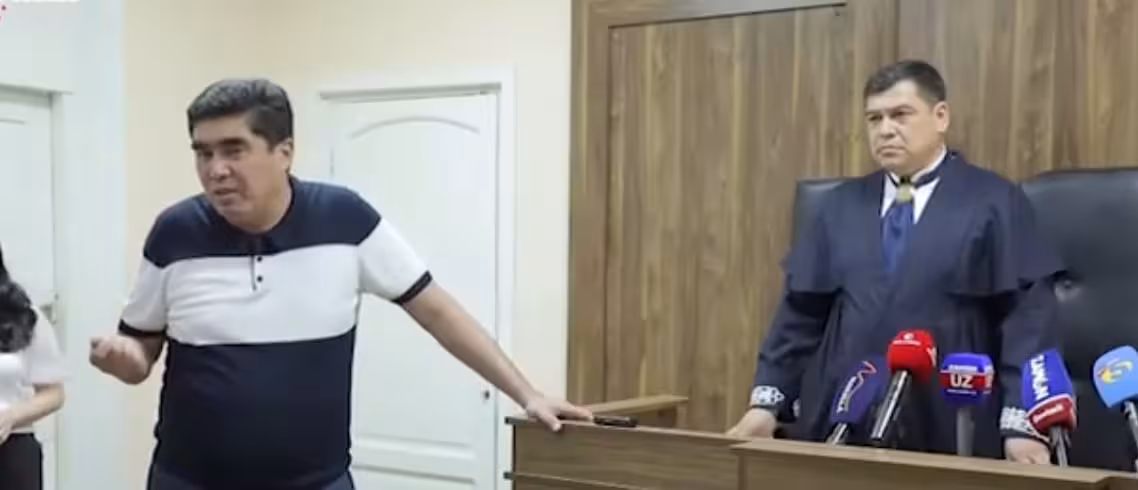 Rustam Rahmonov sudyalar maxsus kiyimida.