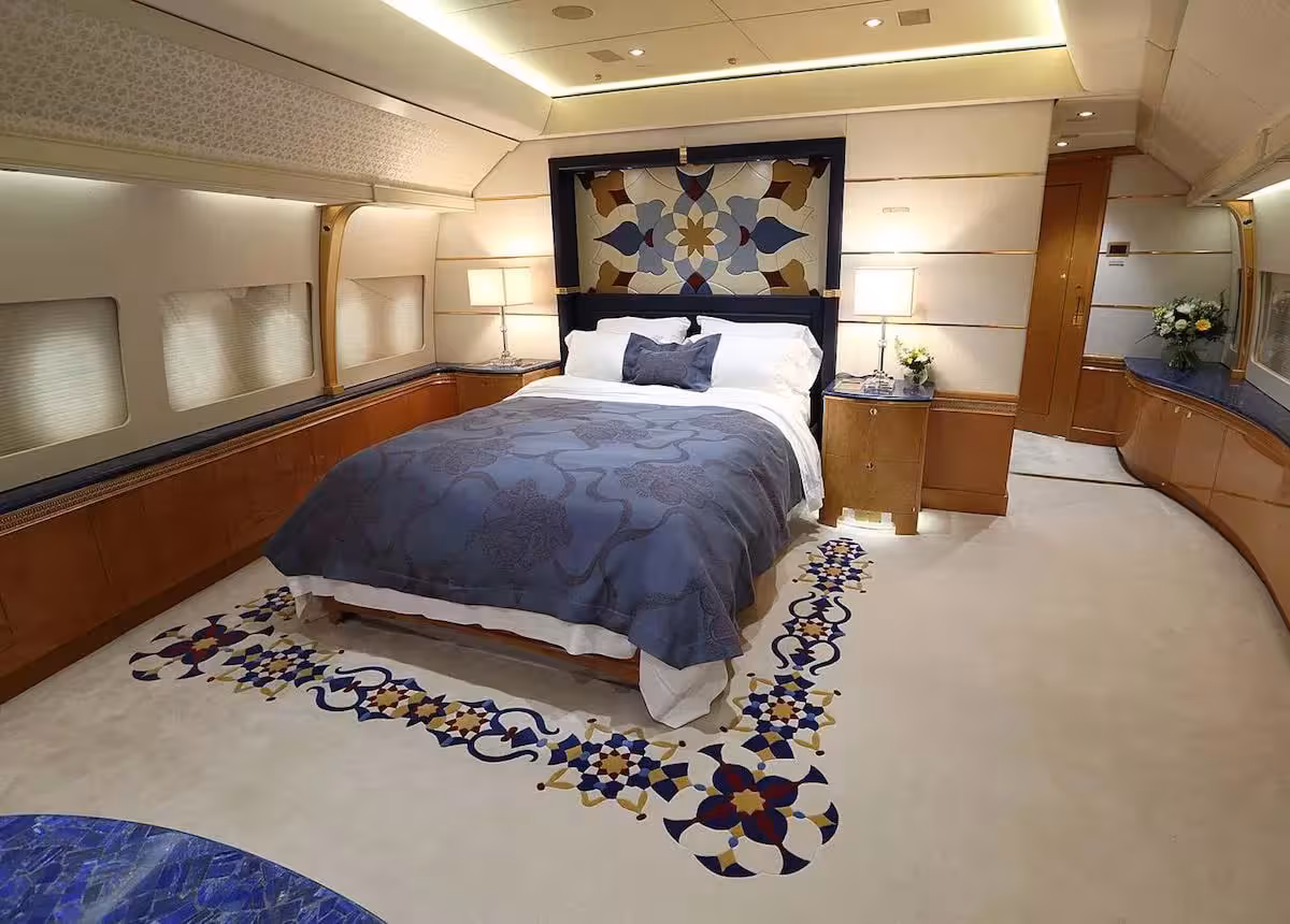 Qatar oilasining Boeing 747-8 samolyoti / One mile at a time
