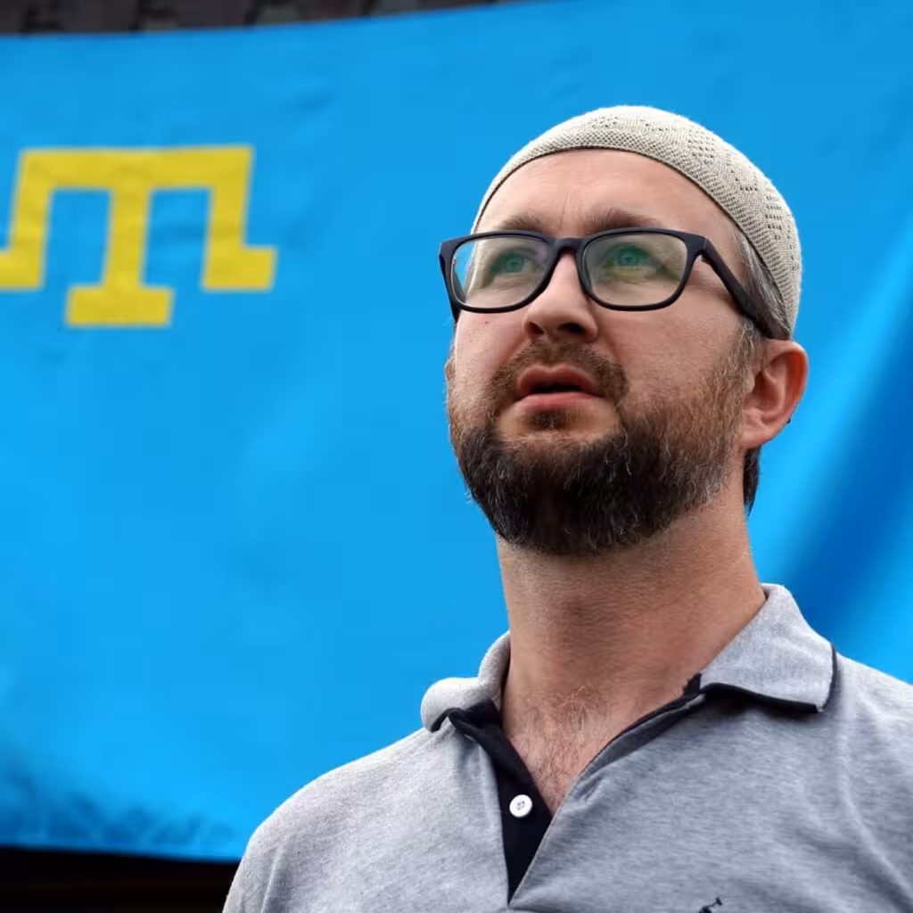 Nariman Jalil Qrim-tatar bayrog‘i fonida