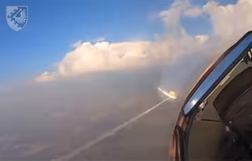 Ukraina kuchlarining MiG-29 qiruvchisi Geran-2 droniga R-73 raketasi bilan zarba bermoqda