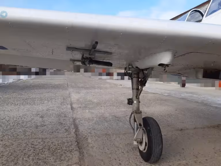 Yak-52B2 qanoti ostida ov miltig‘i bilan