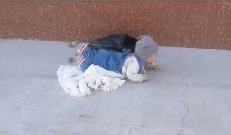 Samarqandda ayol 7 oylik bolasini ko‘chaga tashlab qochib ketdi (video)
