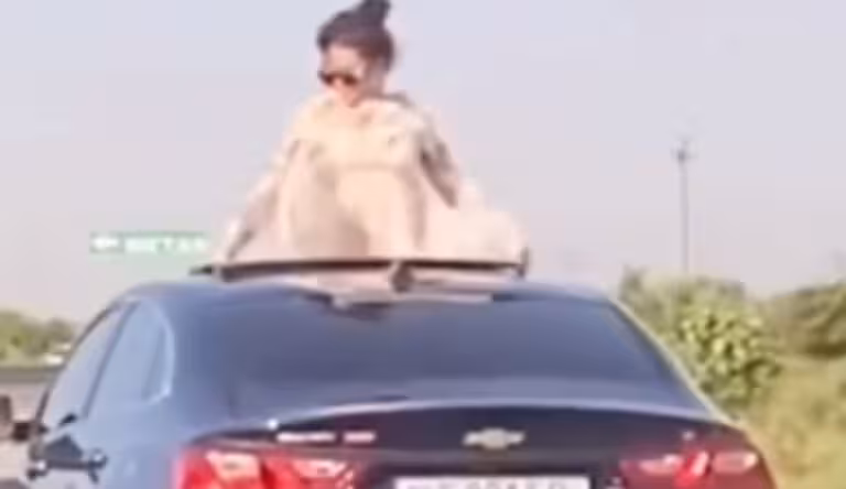 Bo‘stonliqqa ketayotgan Malibuʼda ayol “lyuk”dan tanasini chiqarib harakatlandi (video) 
