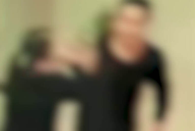 Samarqanddagi bog‘chada xo‘jalik mudiri tarbiyachiga pichoq bilan tahdid qildi (video)