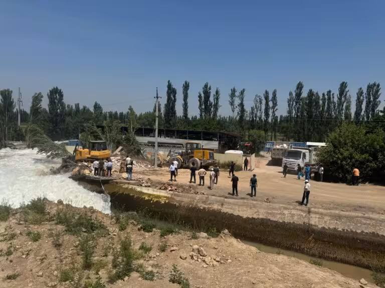 GES qurish ishlarida kanal dambasini suv yuvib ketgan: Suv xo‘jaligi vazirligi Buloqboshidagi holatga izoh berdi