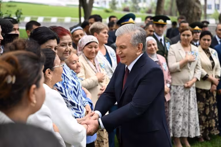 Shavkat Mirziyoyev marhum harbiy xizmatchilarning oila a’zolari bilan uchrashdi (foto)