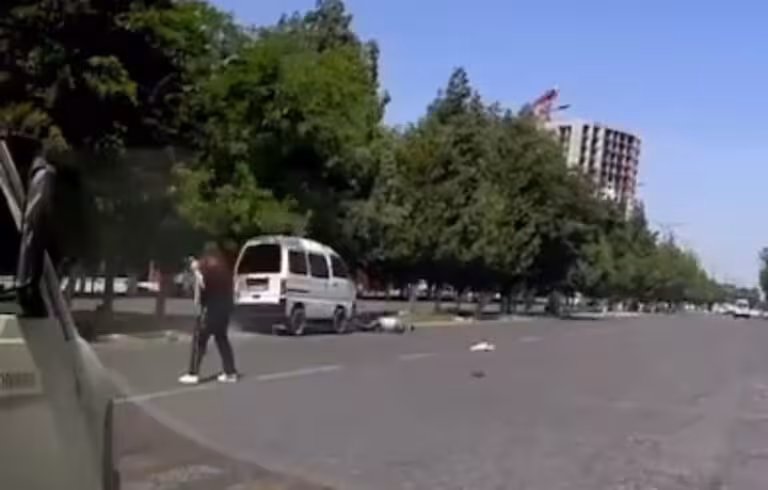 Toshkent viloyatida Damas “peshexod”dan o‘tayotgan piyodani bosib ketdi (video)