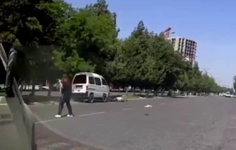 Toshkent viloyatida Damas “peshexod”dan o‘tayotgan piyodani bosib ketdi (video)