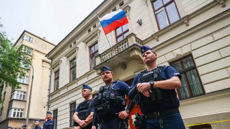 Польша Россиянинг Краковдаги бош консулхонасини ёпиб, дипломатларни чиқариб юборади