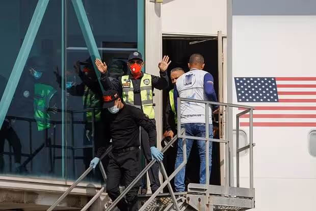 Pentagon migrantlarni Guantanamoga olib borish va qaytarish uchun millionlab dollar sarfladi 