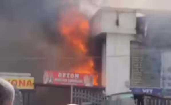 Jizzaxdagi bozor yaqinida ikki qavatli choyxona yonib ketdi (video) 