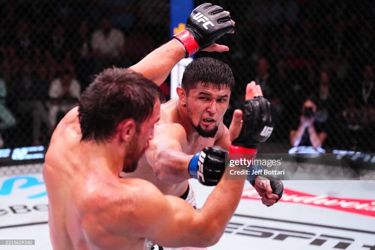 UFC. Нурсултон Рўзибоев навбатдаги ғалабасини қўлга киритди (вдео)