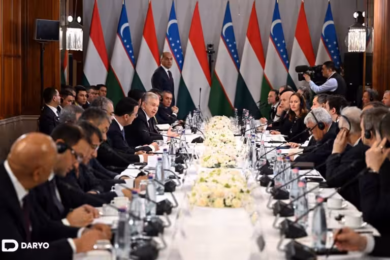 Mirziyoyev kicks off Hungary visit with high-level business forum, proposes new cooperation plan 