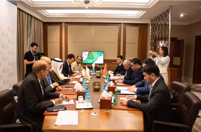 Kyrgyzstan, IsDB boost energy and infrastructure ties at Algeria meeting 