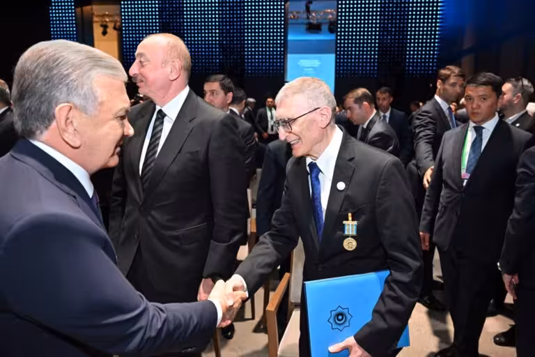 Aziz Sanjar “Turkiy dunyo birligiga qo‘shgan hissasi uchun” Alisher Navoiy nomidagi xalqaro mukofoti bilan taqdirlandi