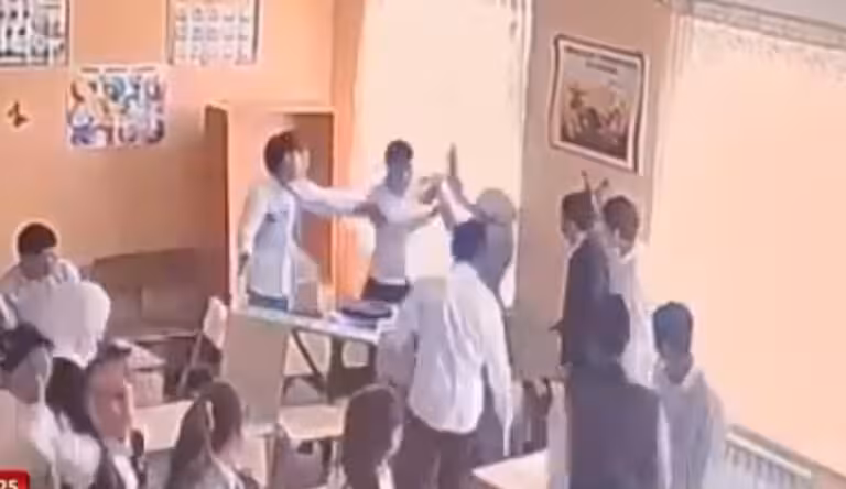 Andijonda dars vaqtida o‘quvchi o‘z o‘qituvchisiga musht tushirdi (video) 