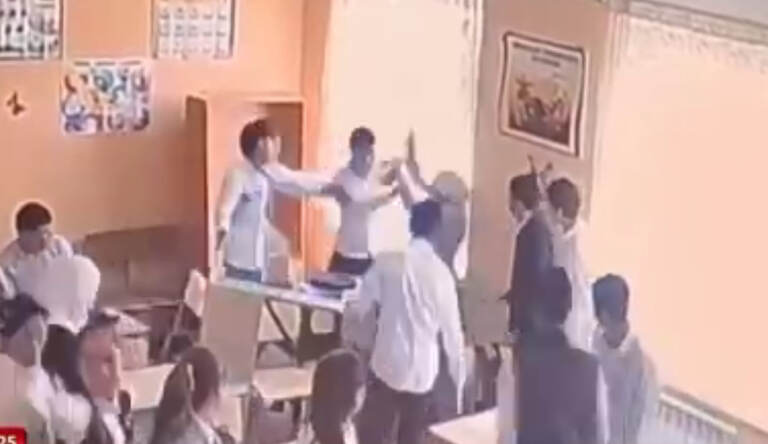 Андижонда дарс вақтида ўқувчи ўз ўқитувчисига мушт туширди (видео) 