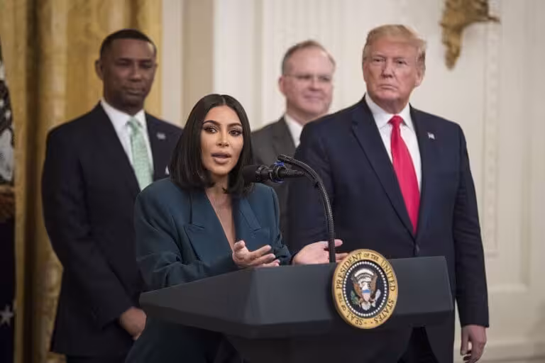 Kim Kardashyan 44 yoshida huquqshunos diplomiga ega bo‘ldi