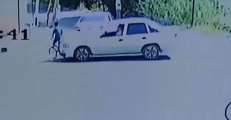 Farg‘onada Nexia haydovchisi bosib ketgan velosipeddagi 12 yoshli bola vafot etdi (video)
