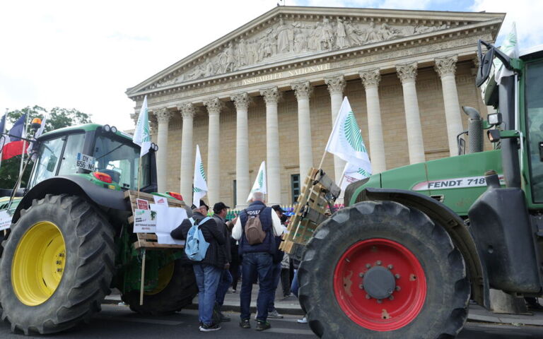 Parijda fermerlar traktorlarida parlament binosini o‘rab oldi