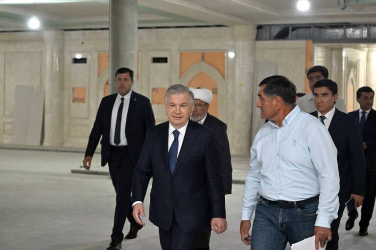 Shavkat Mirziyoyev Imom Buxoriy maqbarasini ziyorat qildi (foto)