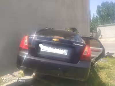 Андижонда Lacetti юқори тезликда деворни бузиб ўтди (видео) 