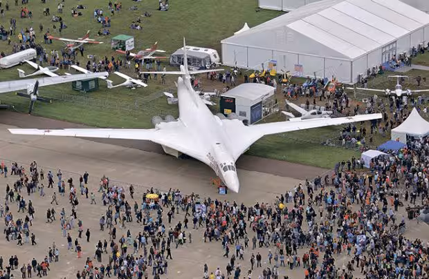 Tu-160 strategik bombardimonchisi