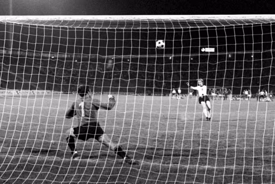 Uli Xyonesning 1976-yilgi Yevropa Chempionati finalida tepgan noaniq penaltisi