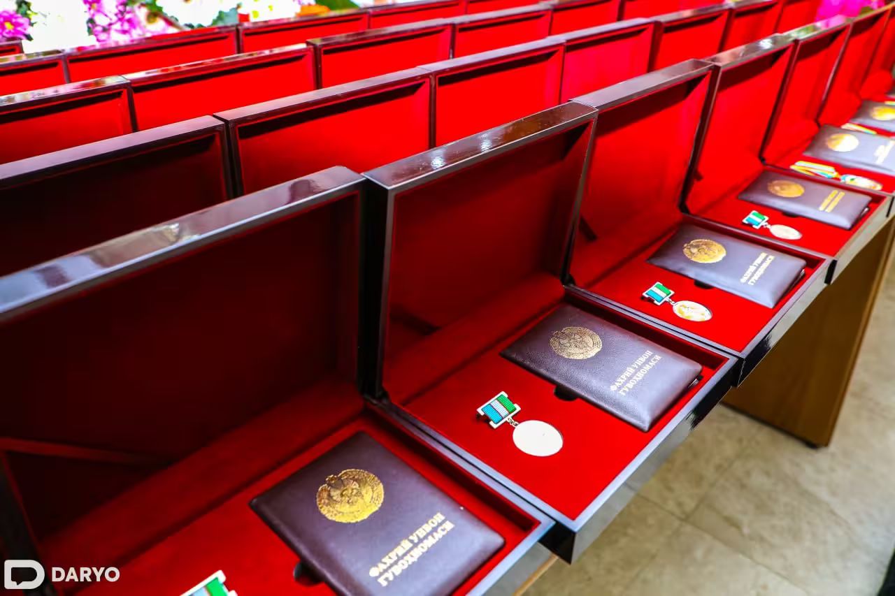 Shavkat Mirziyoyev Awards “Builder of the Future” Medal to Group of Active Youth