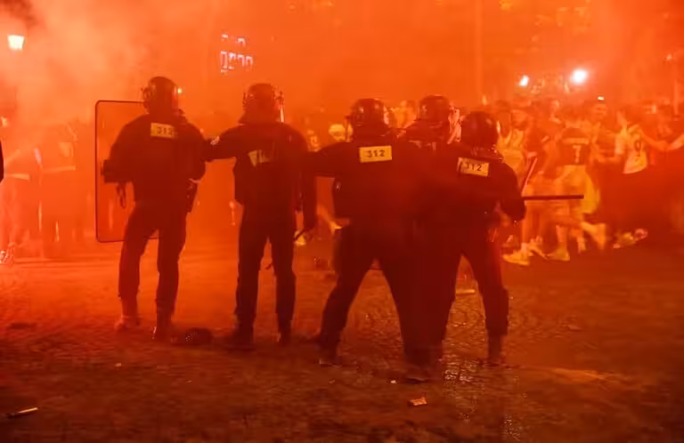 Во Франции произошли массовые беспорядки после победы ПСЖ в Лиге чемпионов, двое погибли (видео)