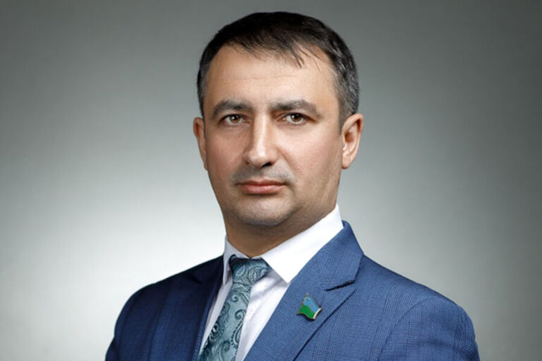 Sibir o‘zbeklarning tarixiy vatani ekanini aytgan deputat partiya a’zoligidan chiqarilgan — manba 