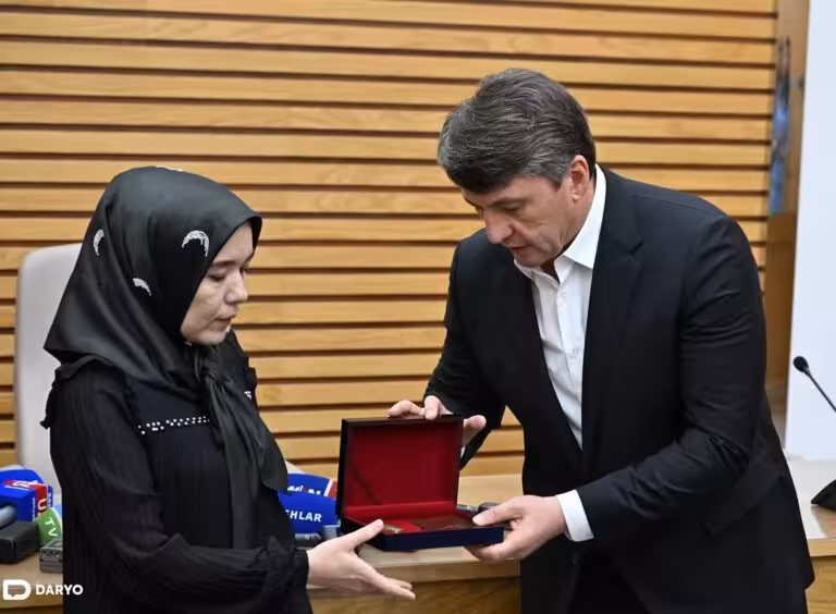 Семье Абдуманнопа Самикова, погибшего при спасении тонувших девочек, вручили медаль (фото)