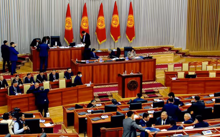 Qirg‘izistonda deputatlarga chet el safariga chiqish taqiqlandi 