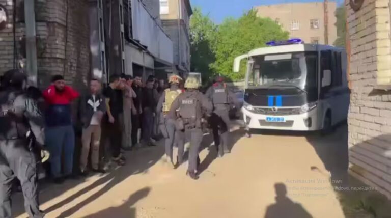 Рейд в Москве: мигранты с проблемами в документах подверглись жестокому обращению