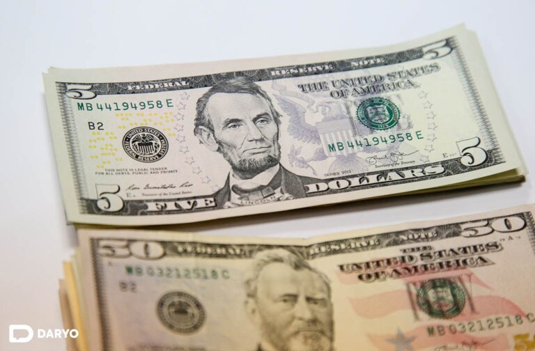 O‘zbekistonda dollar kursi 12 700 so‘mdan tushdi