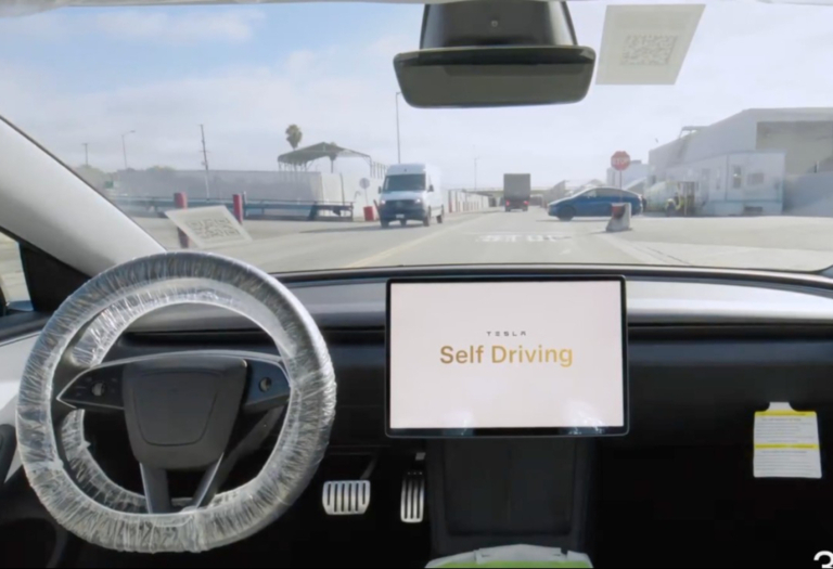 Tesla Ostinda robomobillarni sinovdan o‘tkazishni rasman boshladi