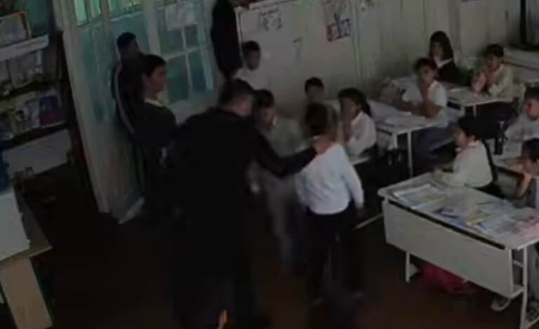 Buxoroda ota maktabga kelib, o‘g‘lining sinfdoshlarini ayovsiz kaltakladi (video) 