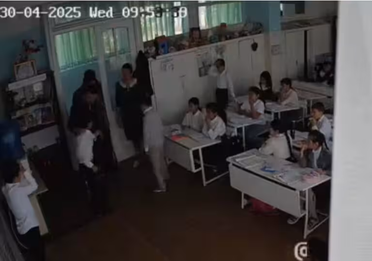 В Бухаре отец школьника избил его одноклассников на глазах у учителя (видео)