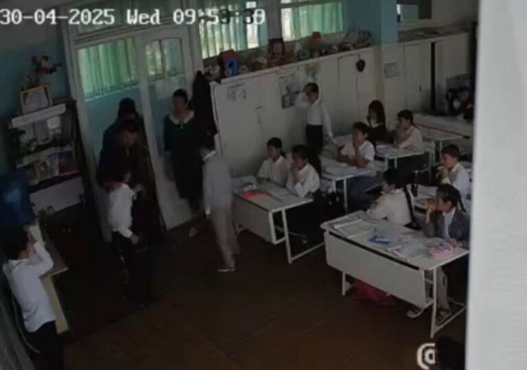 В Бухаре отец школьника избил его одноклассников на глазах у учителя (видео)