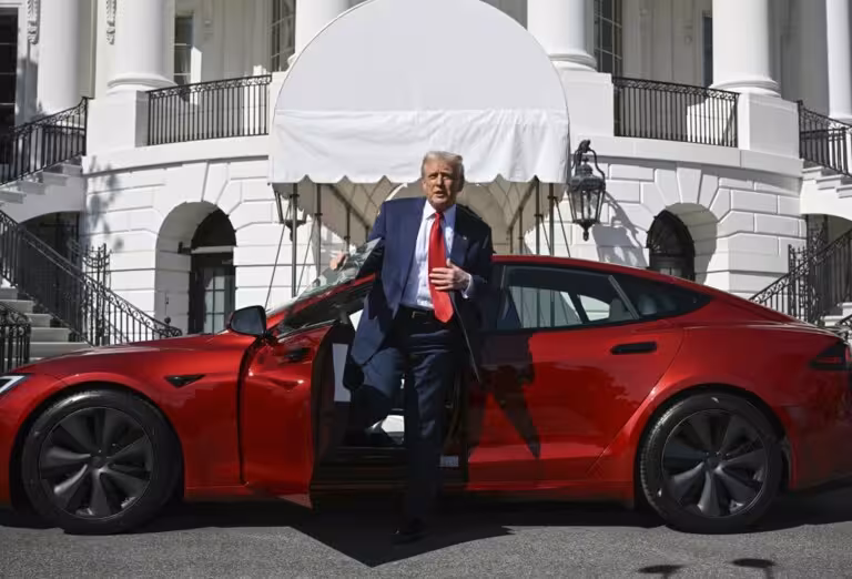 Трамп Маск билан зиддият сабабли ўзининг Tesla автомобилини сотмоқчи