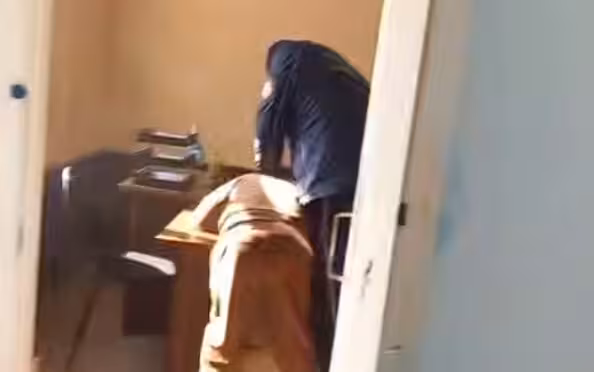 Бухорода ички ишлар ходими вояга етмаган болани қийноққа солгани айтилмоқда (видео)