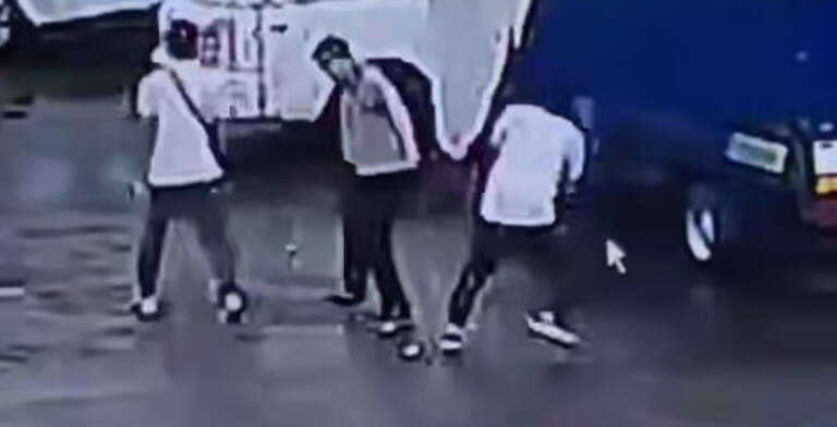 Toshkentda ikki yigit nogiron tanishini kuzatib kelib, pullarini olib qochdi (video)
