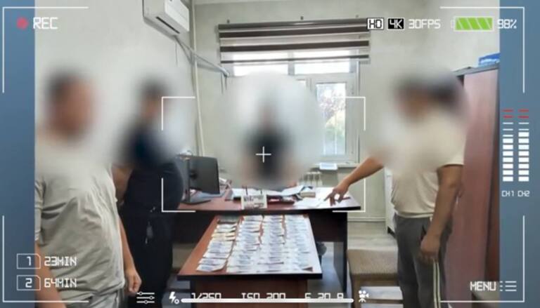 Qashqadaryoda o‘zini profilaktika inspektori deb tanishtirib, fuqarodan pul olayotgan shaxs ushlandi