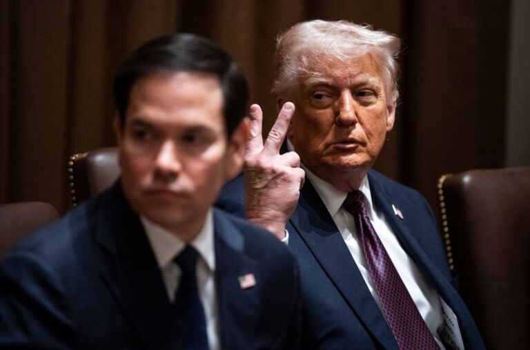 Марказий Осиё давлати ҳам бор: Трамп 36 мамлакат фуқароларига АҚШга киришни чекламоқчи