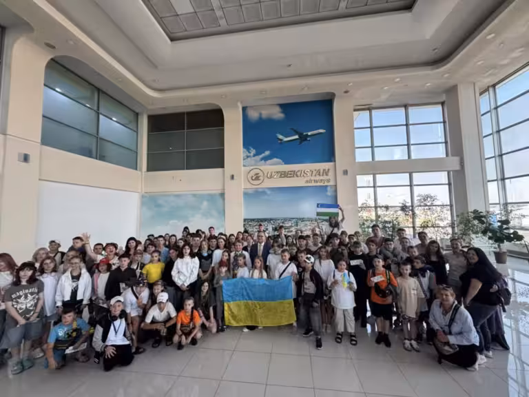Uzbekistan donates 2,000 sets of school supplies to Ukrainian children 