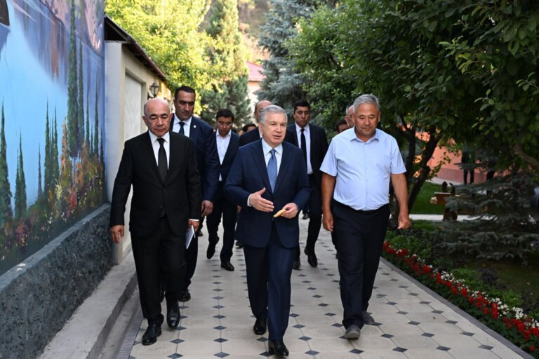 Prezident Kumushkondagi mehmon uylarini ko‘zdan kechirdi (foto)