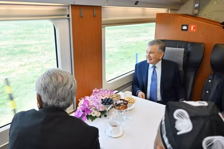 Президент Қаршидан Шаҳрисабзга поездда борди (фото)