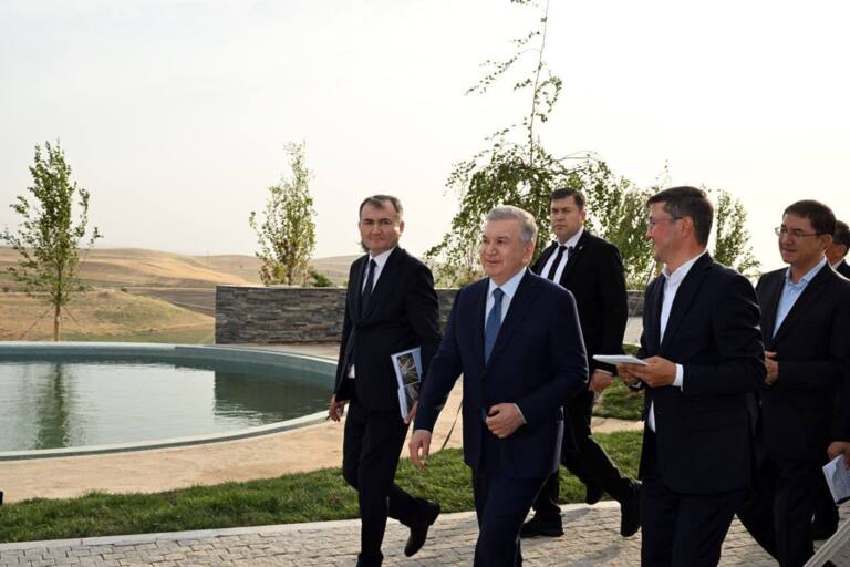 “Cho‘l-adirlarni o‘zlashtirishimizga shubha qilganlar shu bog‘ni kelib ko‘rsin” – prezident Shahrisabzdagi agroturizm majmuasini borib ko‘rdi