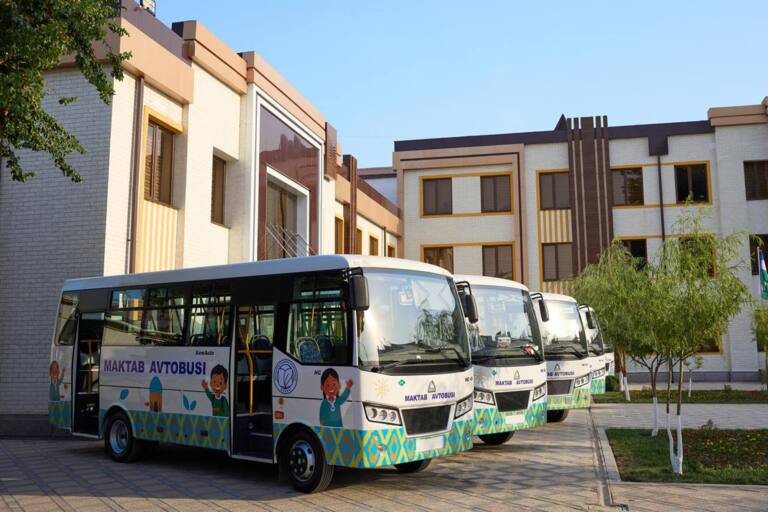 Qo‘shrabot tumanidagi o‘quvchilar uchun 17 ta maktab avtobusi taqdim etildi